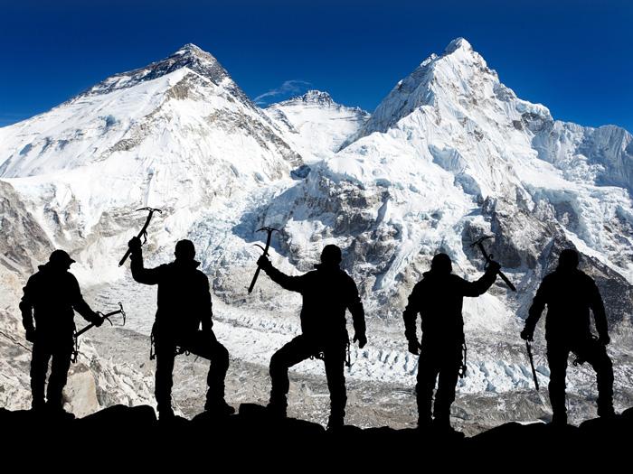 Alcanzan por primera vez la cima del Everest-0